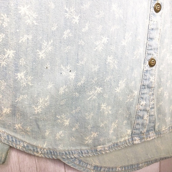 ❌SOLD❌ [Free People] Floral Chambray Button Down - Picture 7 of 8